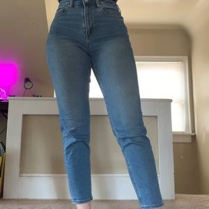 American Eagle medium wash mom jean